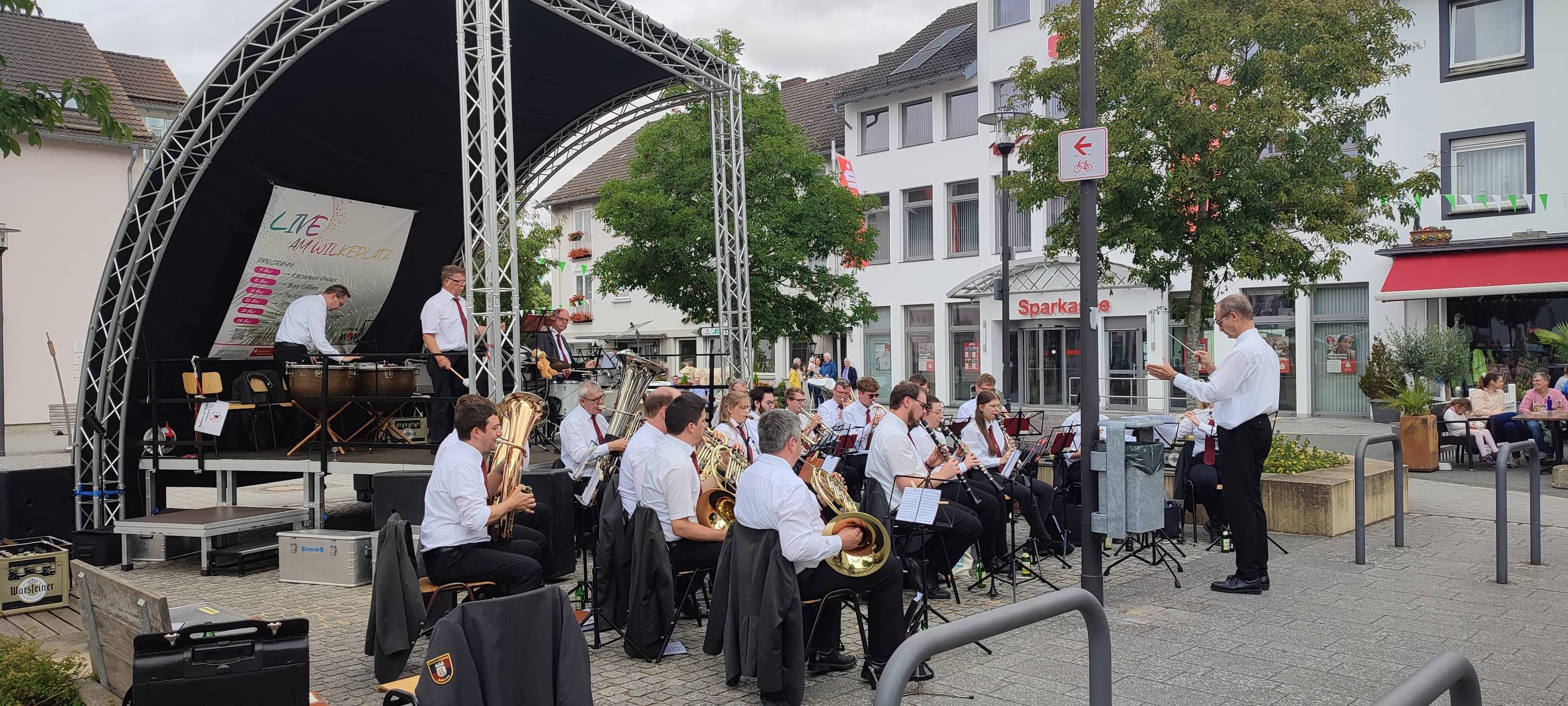 Ein Orchester bei "Live am Wilkeplatz" in Warstein.