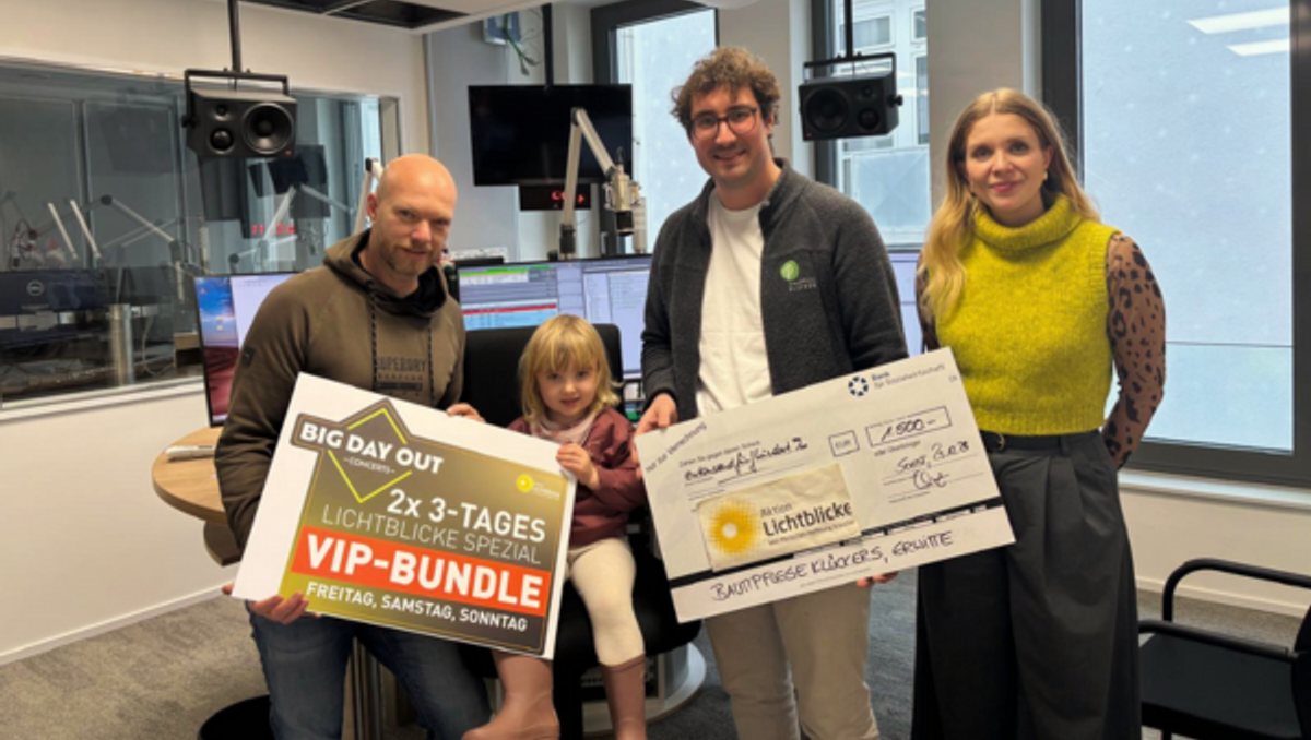 André Joosten, Jonas Klückers + seine 3-jährige Tochter und Eva Schulze-Gabrechten präsentieren die VIP-Tickets und die 1500€ hohe Lichtblicke Spende.