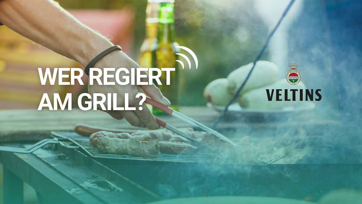 Eine Hand mit einer Zange wendet Fleisch auf einem Grill dazu der Text: 'Wir suchen Regenten am Rost'
