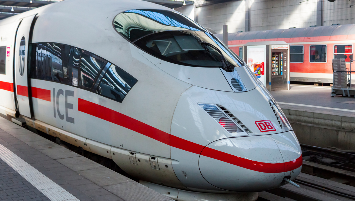 ICE an Bahnhof