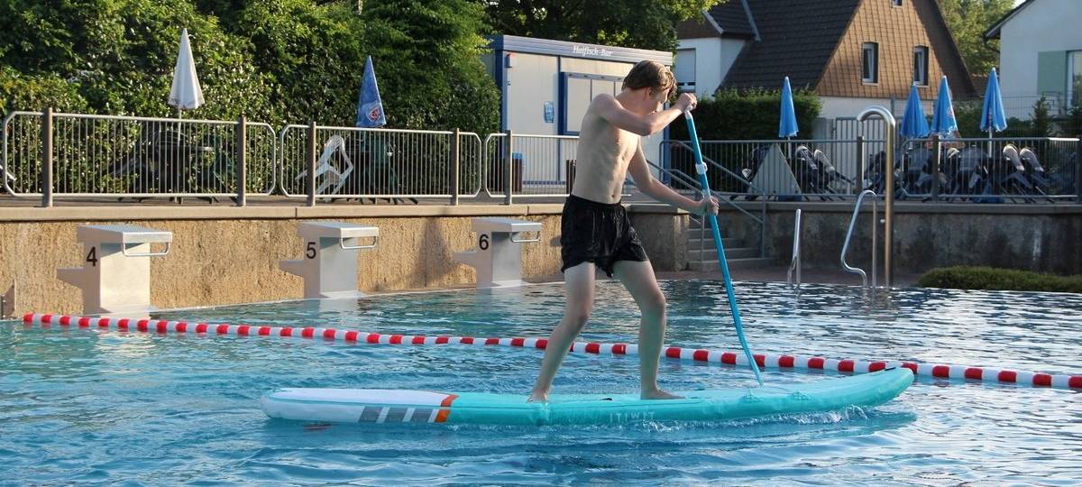 Jeden Dienstag und Freitagnachmittag in den Sommerferien können Kinder und Jugendlichen bis 15 Jahren im Geseker Freibad die neue Wassersportart ausprobieren.