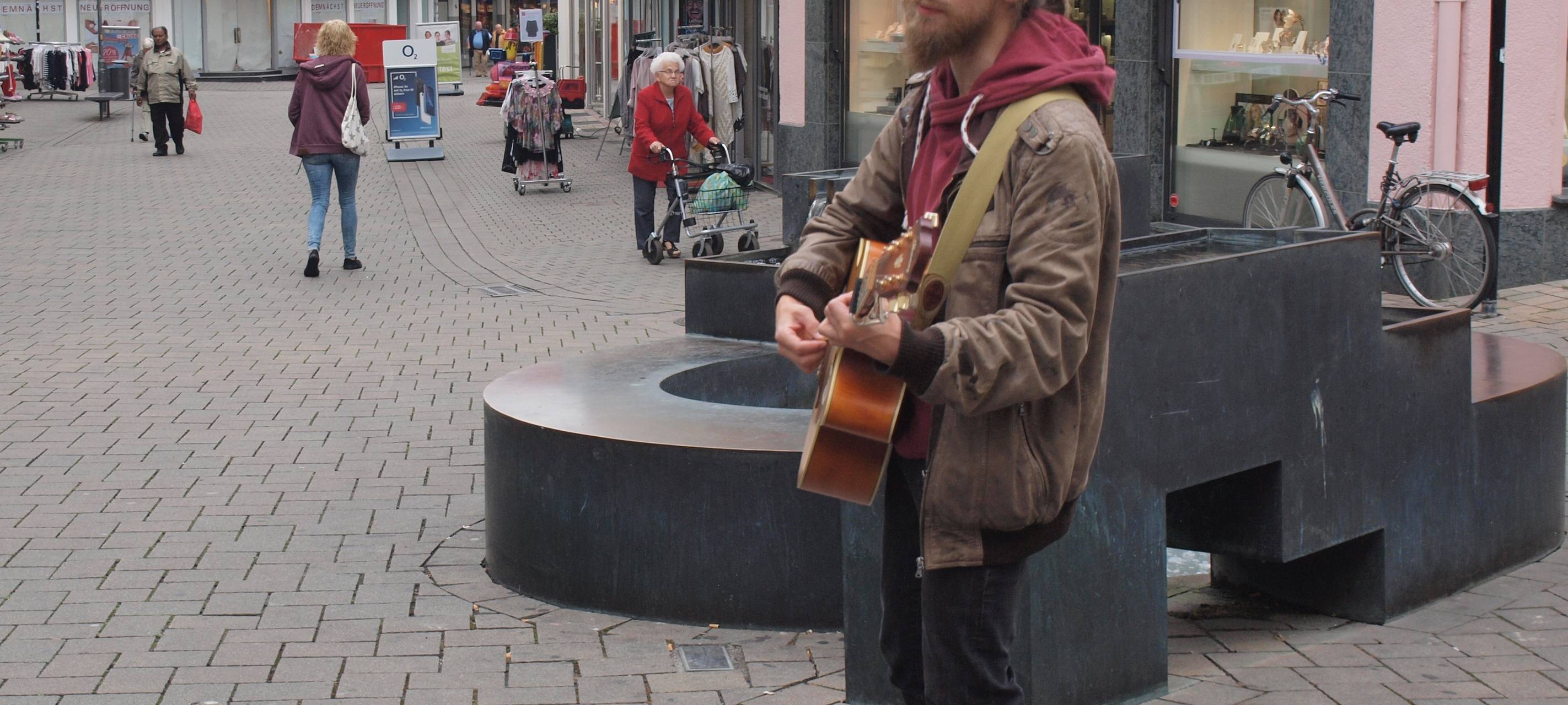 Marian ist Straßenmusiker und steht auch öfter in der Soester City.