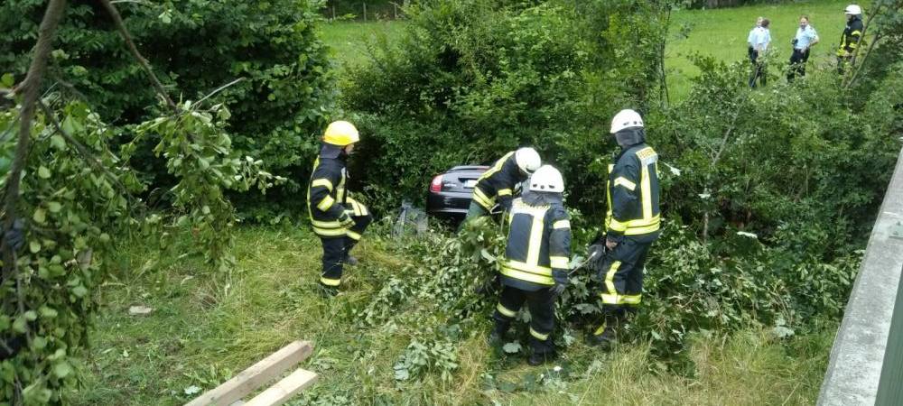 Frau landet mit Auto im Bach