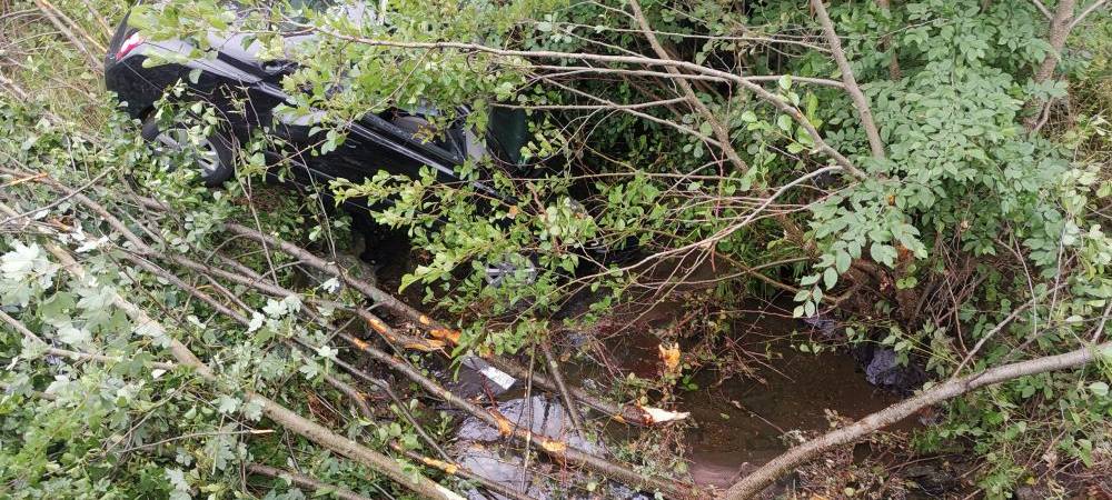 Frau landet mit Auto im Bach