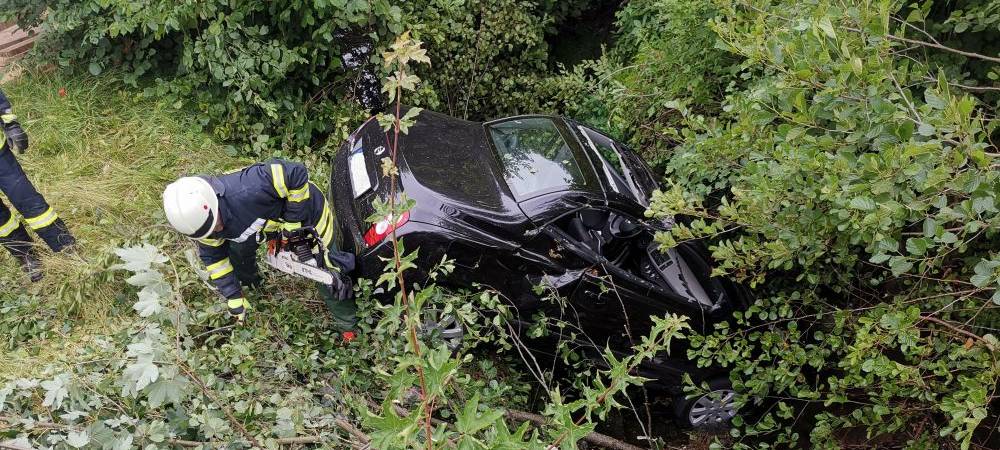 Frau landet mit Auto im Bach