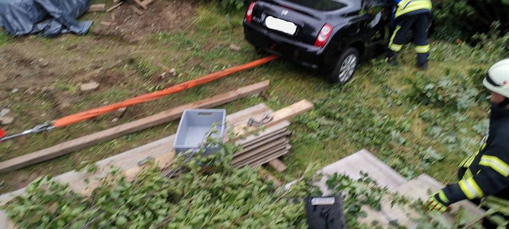 Frau landet mit Auto im Bach