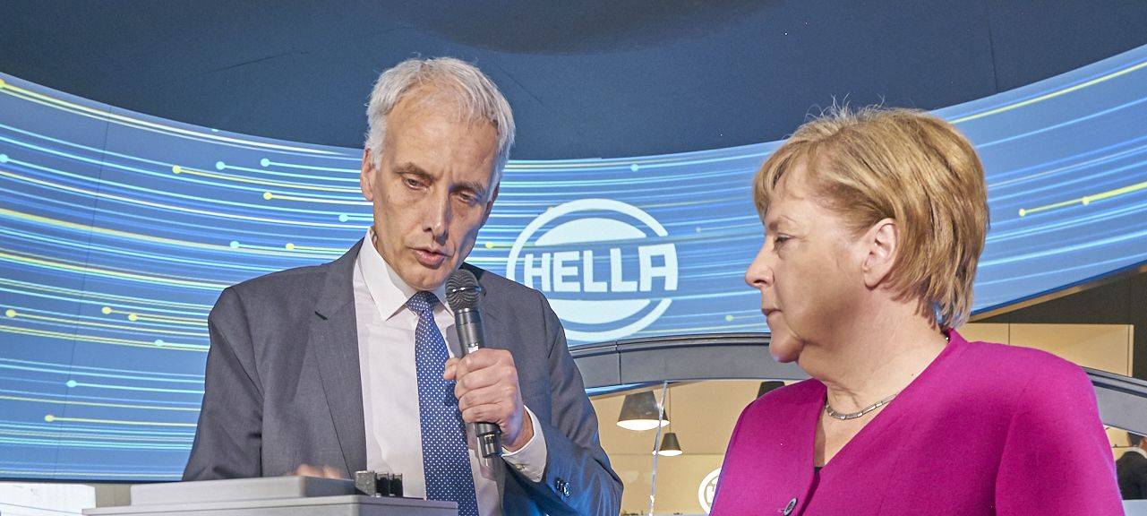 Merkel besucht Hella bei IAA