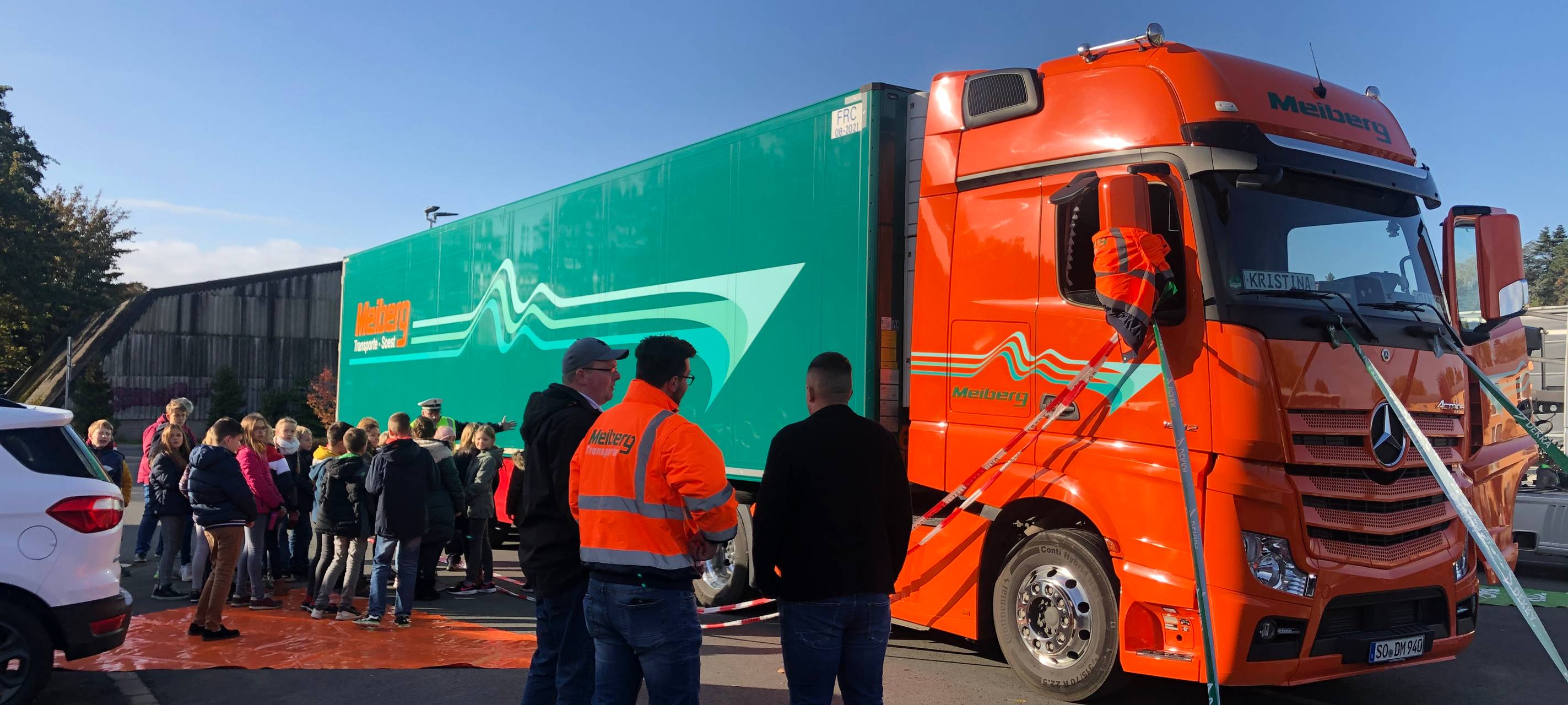 Fünftklässler lernen den toten Winkel kennen