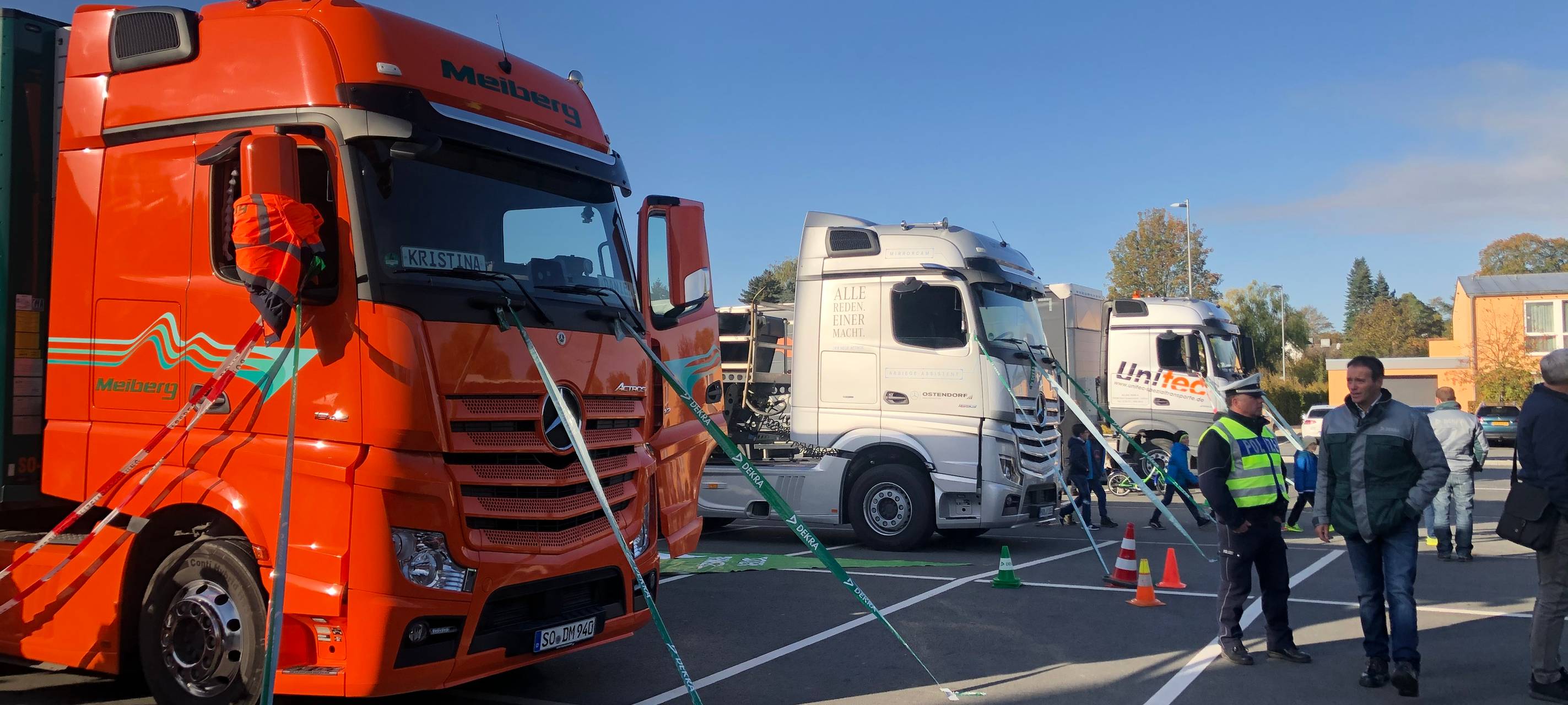 Fünftklässler lernen den toten Winkel kennen