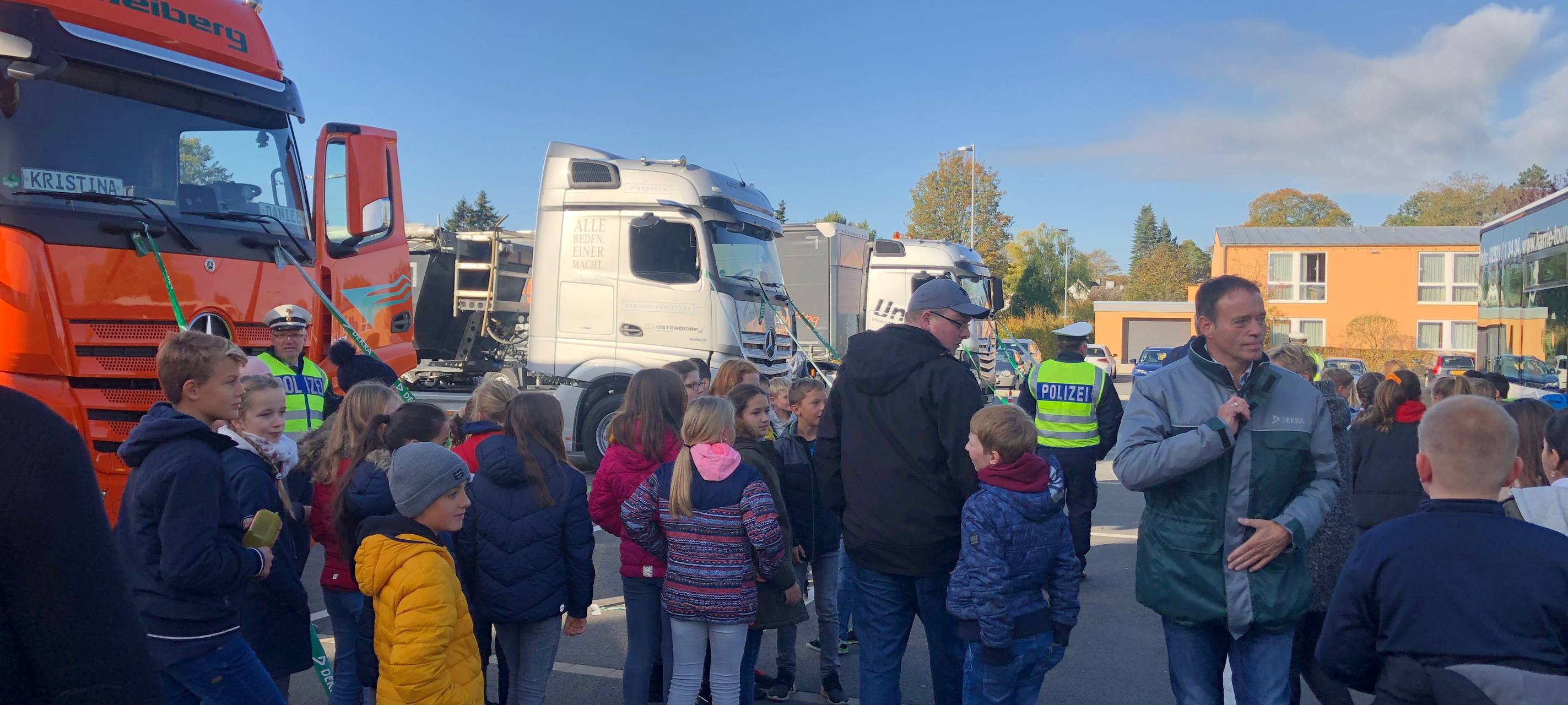 Fünftklässler lernen den toten Winkel kennen