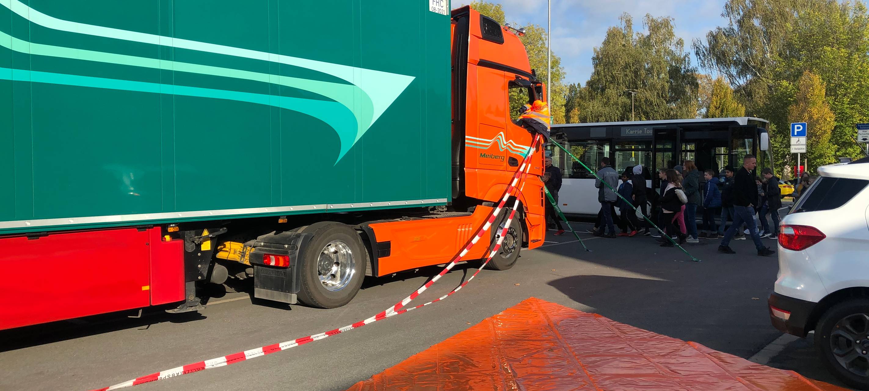Fünftklässler lernen den toten Winkel kennen