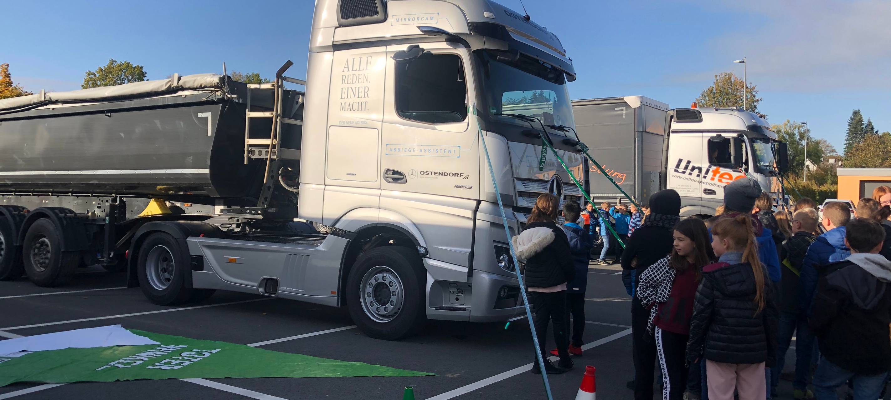 Fünftklässler lernen den toten Winkel kennen