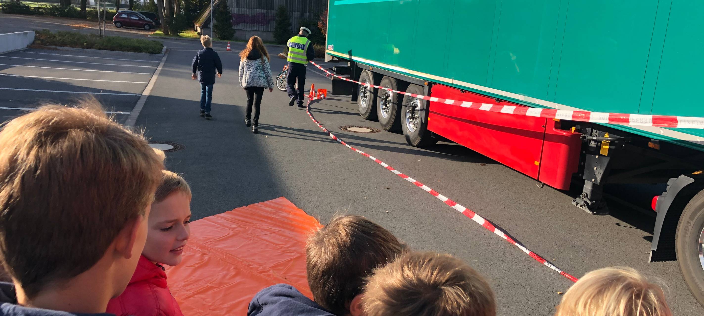 Fünftklässler lernen den toten Winkel kennen