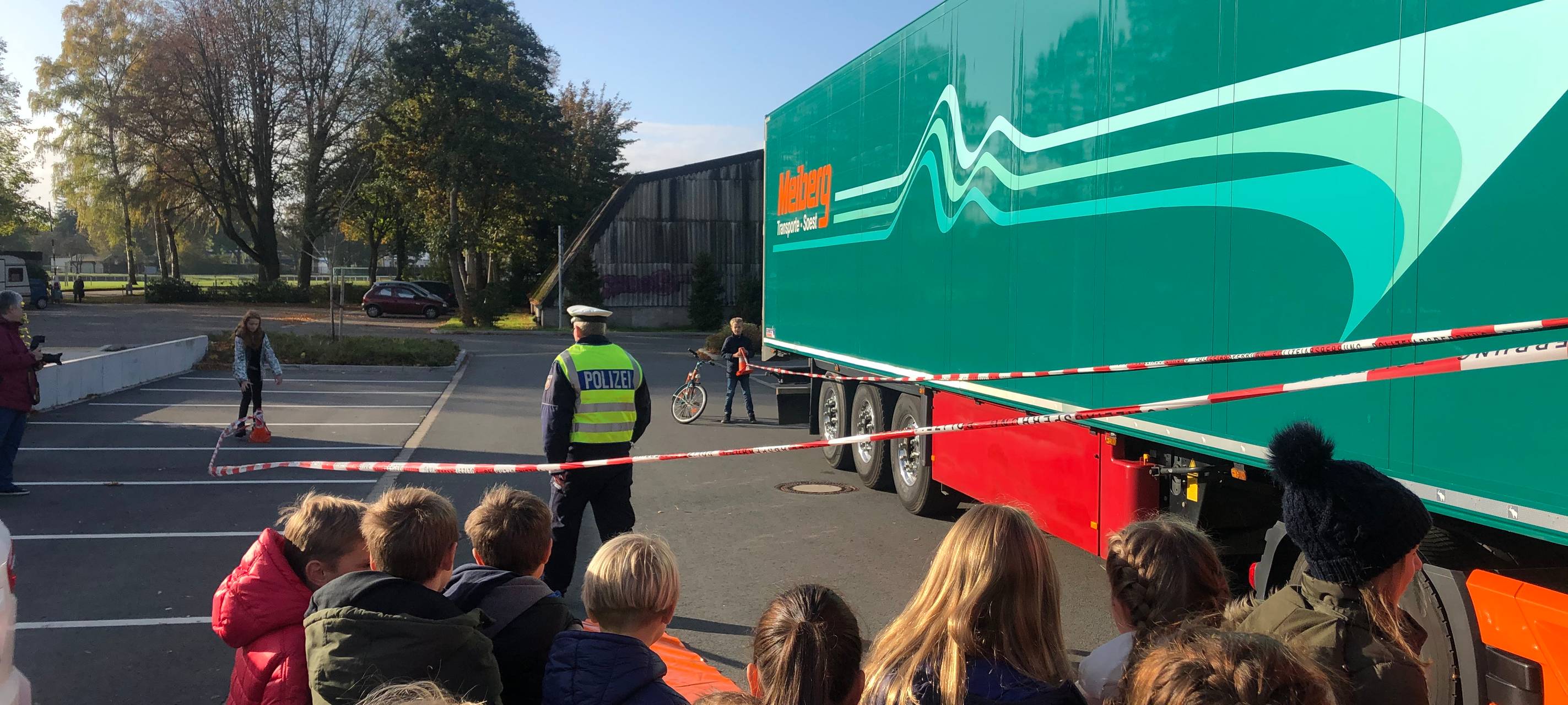 Fünftklässler lernen den toten Winkel kennen