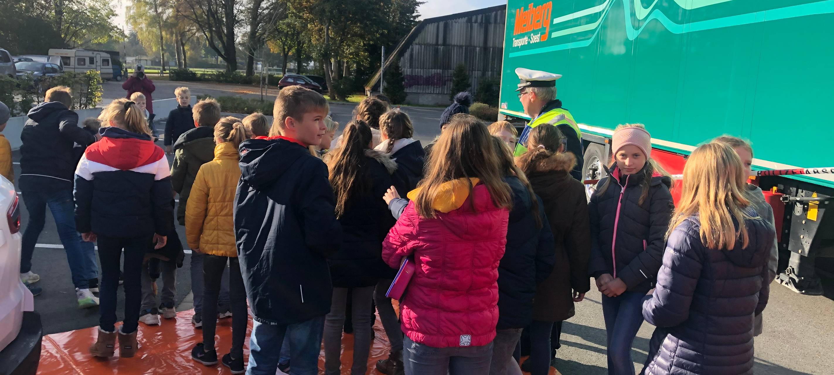 Fünftklässler lernen den toten Winkel kennen