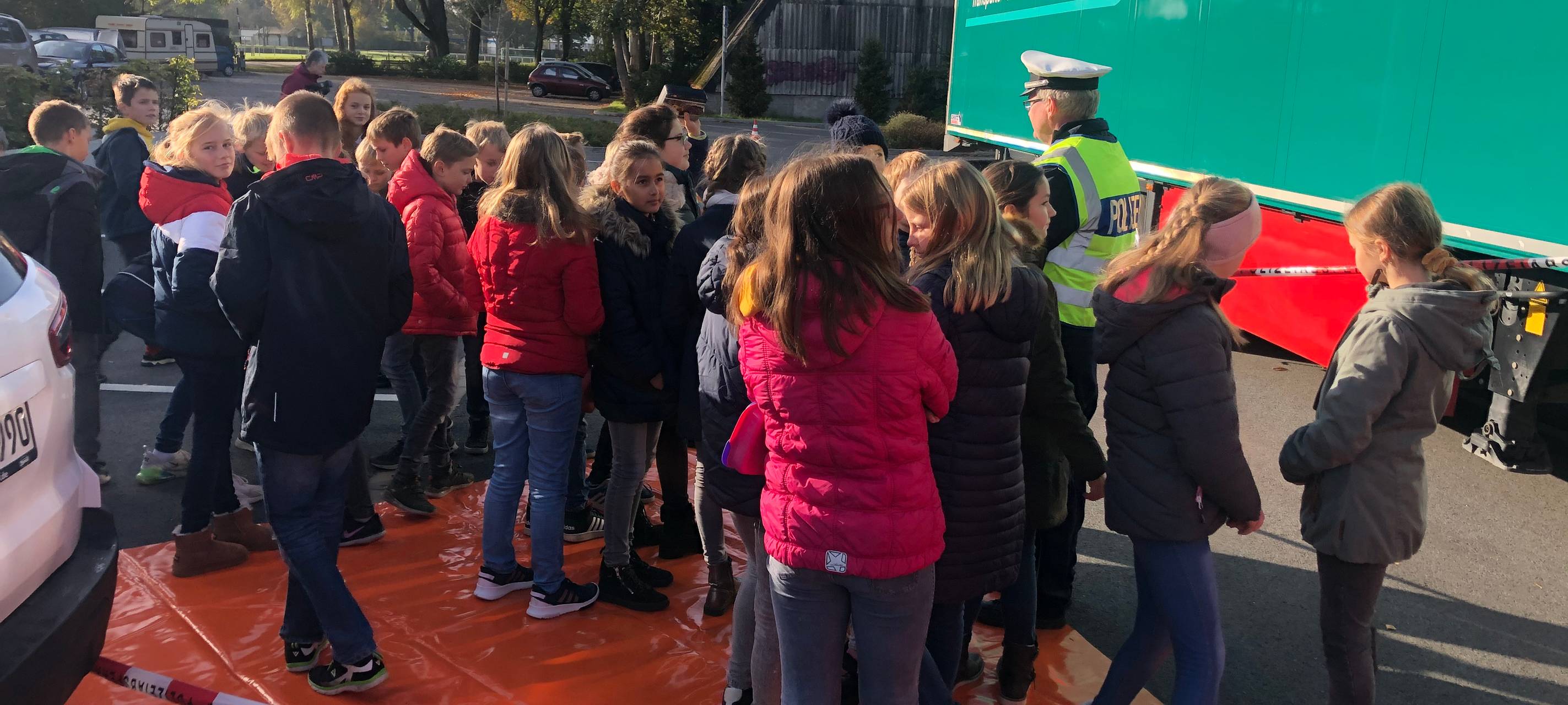 Fünftklässler lernen den toten Winkel kennen