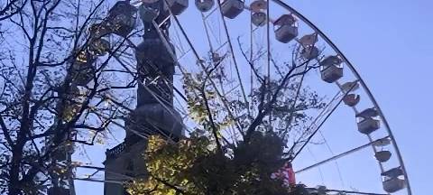 Jugendliche und Politiker gemeinsam im Riesenrad