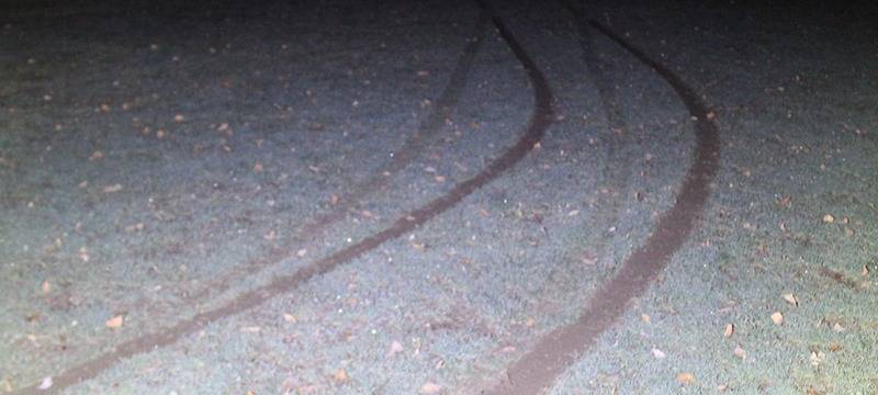 Eickelborn - Autofahrer fährt über den Sportplatz