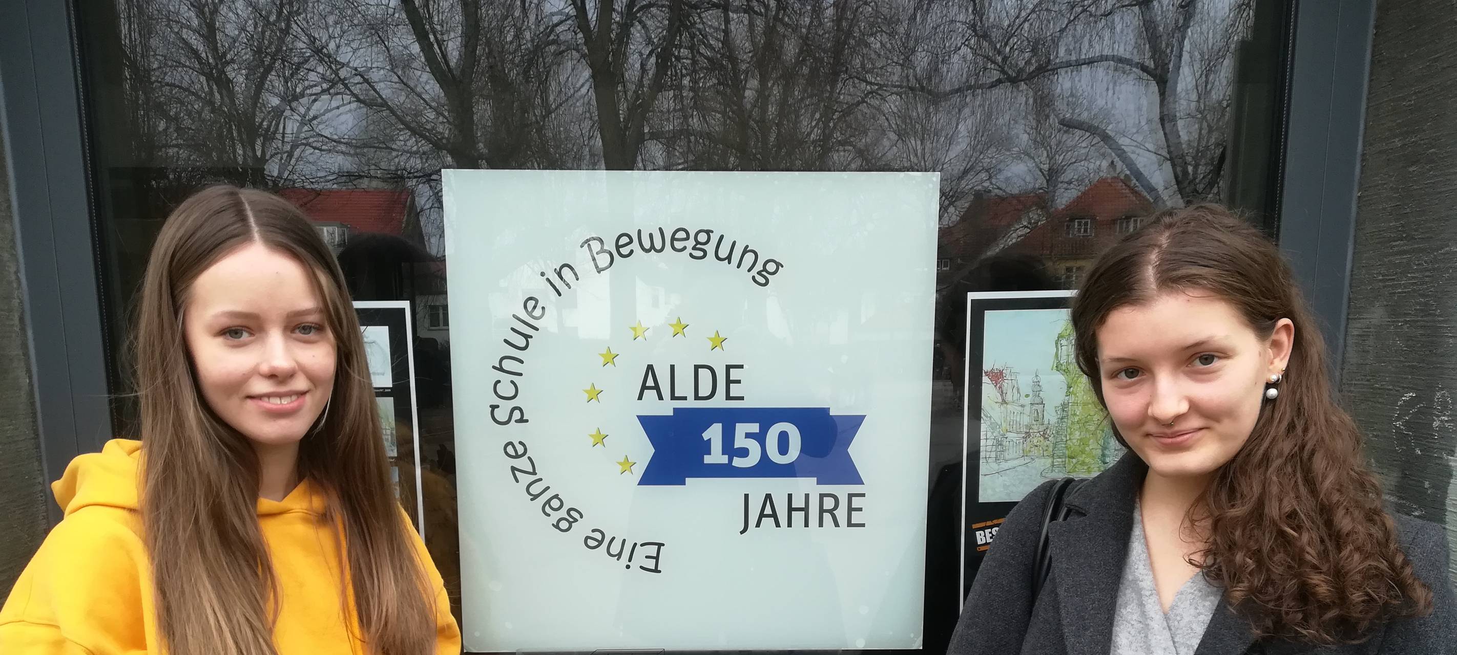 Schüler putzen Stolpersteine