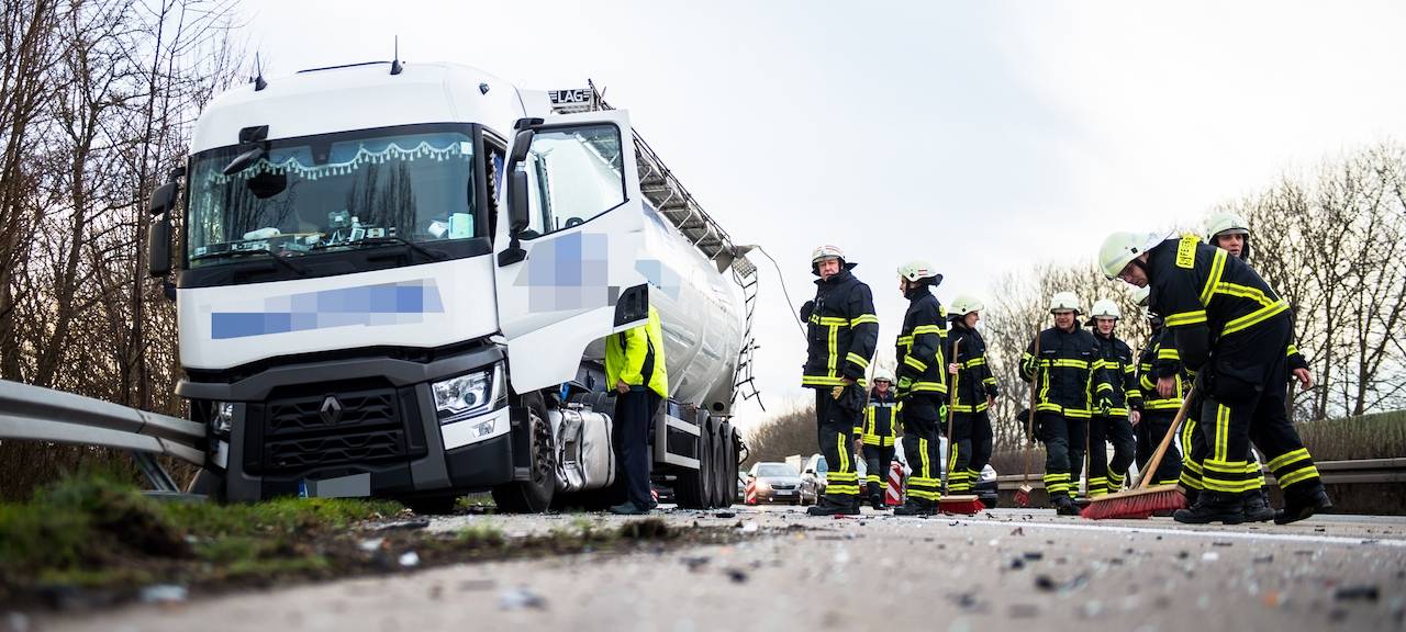 Nach LKW-Unfall auf der A44 lange Teilsperrung