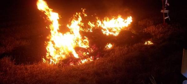 Eintausend Strohballen in Brand