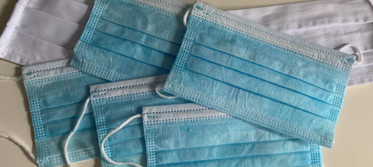 Unternehmen produzieren Desinfektionsmittel und Schutzausrüstung