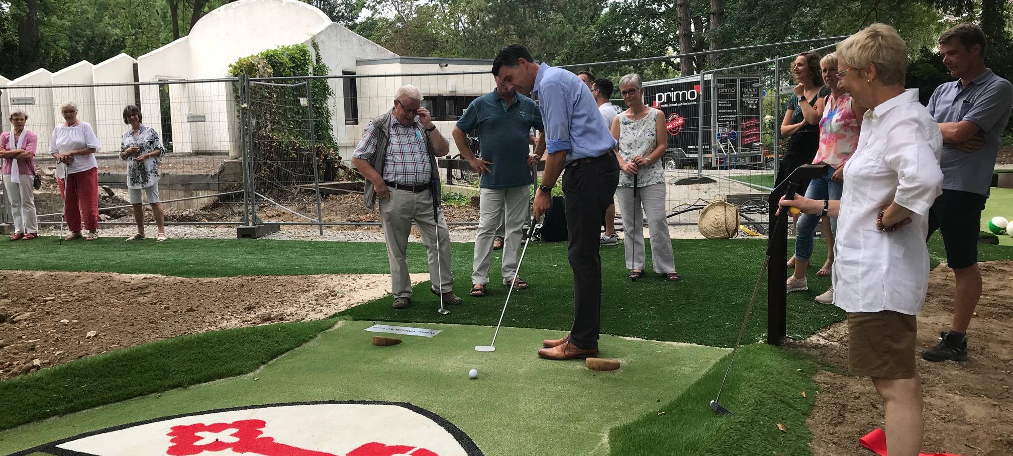 An die Golfschläger, fertig, los!