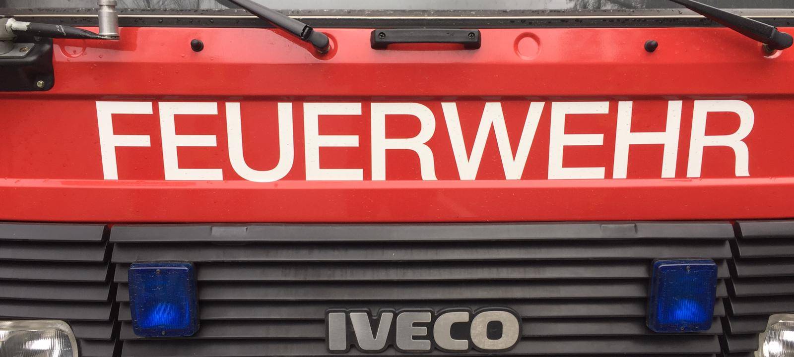 Brennender Möbeltransporter auf A44