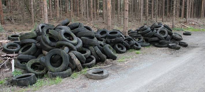 Schon wieder illegal entsorgte Autoreifen