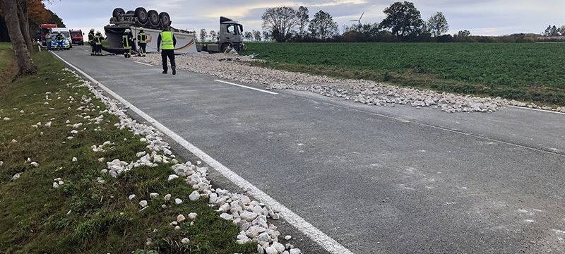 LKW mit Kies umgekippt