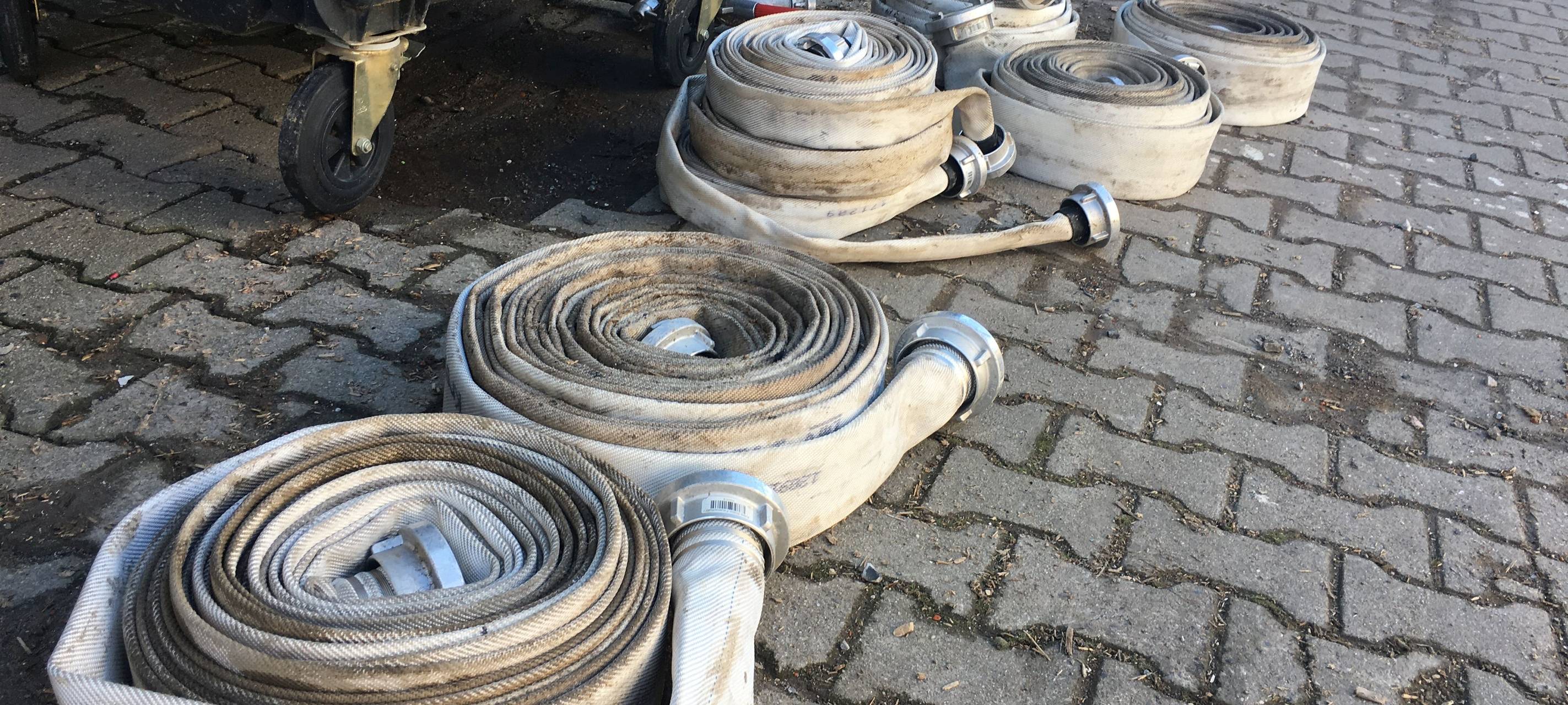 Zwei Autos in Flammen