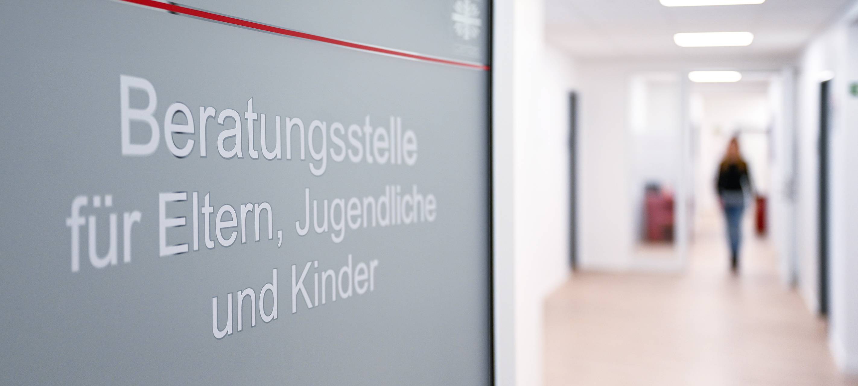 Caritas verschenkt Auto an Familie in Not