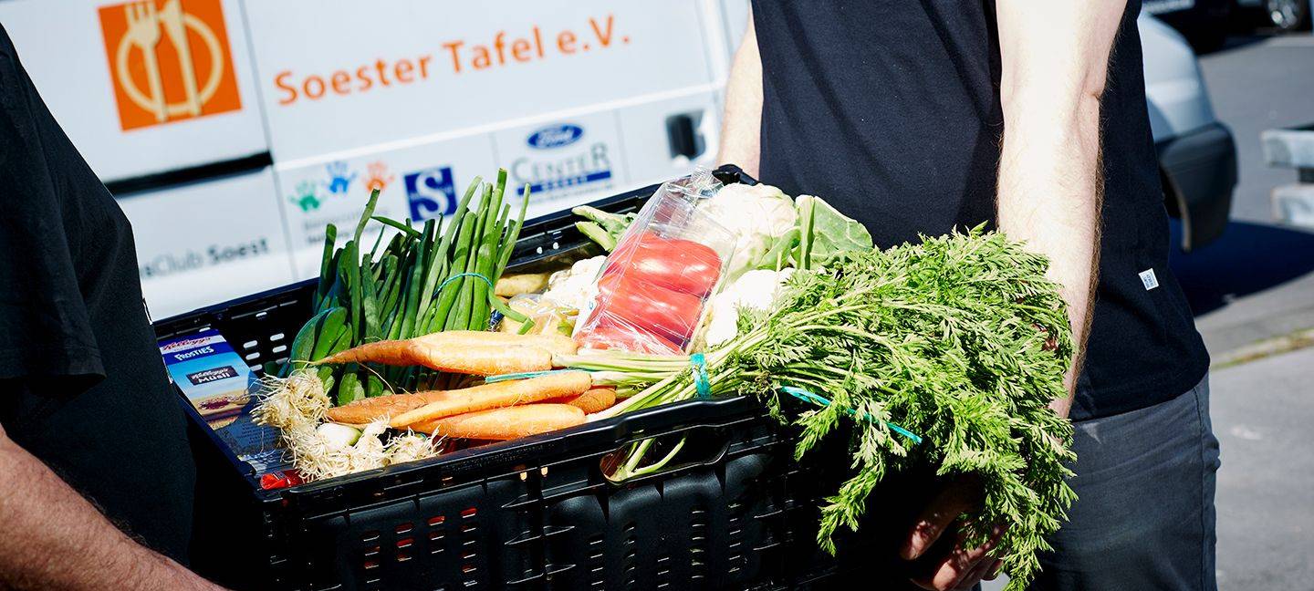 Mitarbeiter der Soester Tafel transportieren Lebensmittel.