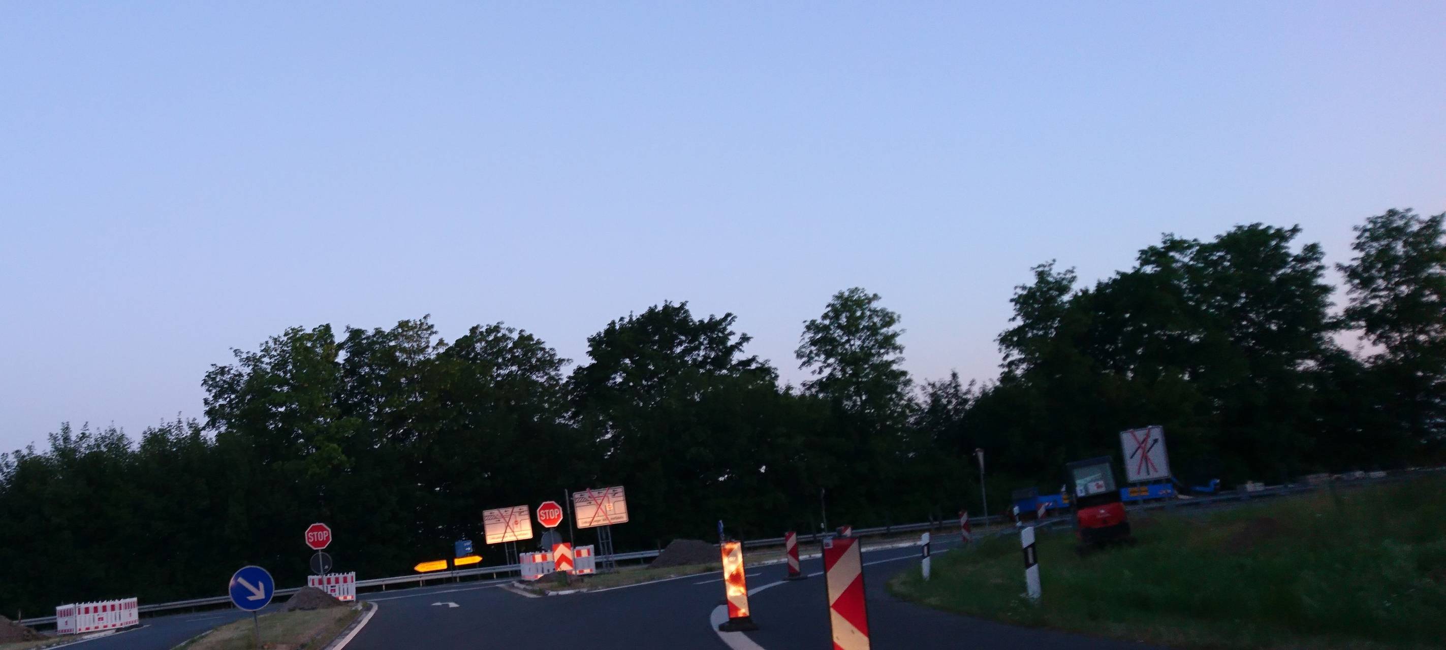 Fußgänger wird auf A44 angefahren