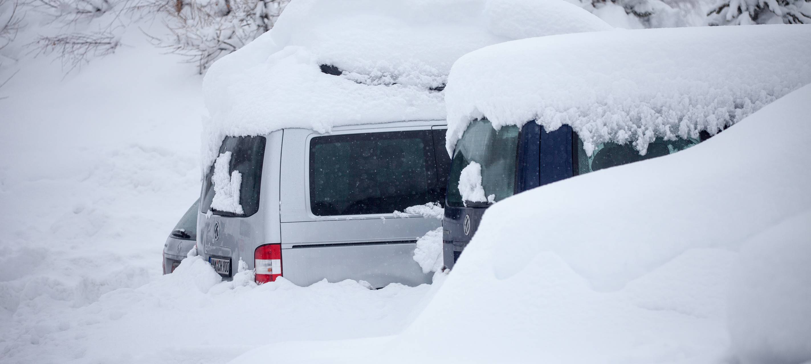 Eisplatte rutscht von LKW-Plane auf Auto