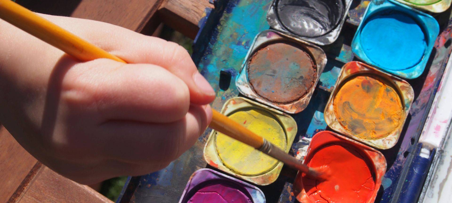 Ein Wasserfarbkasten mit vielen verschiedenen Farben