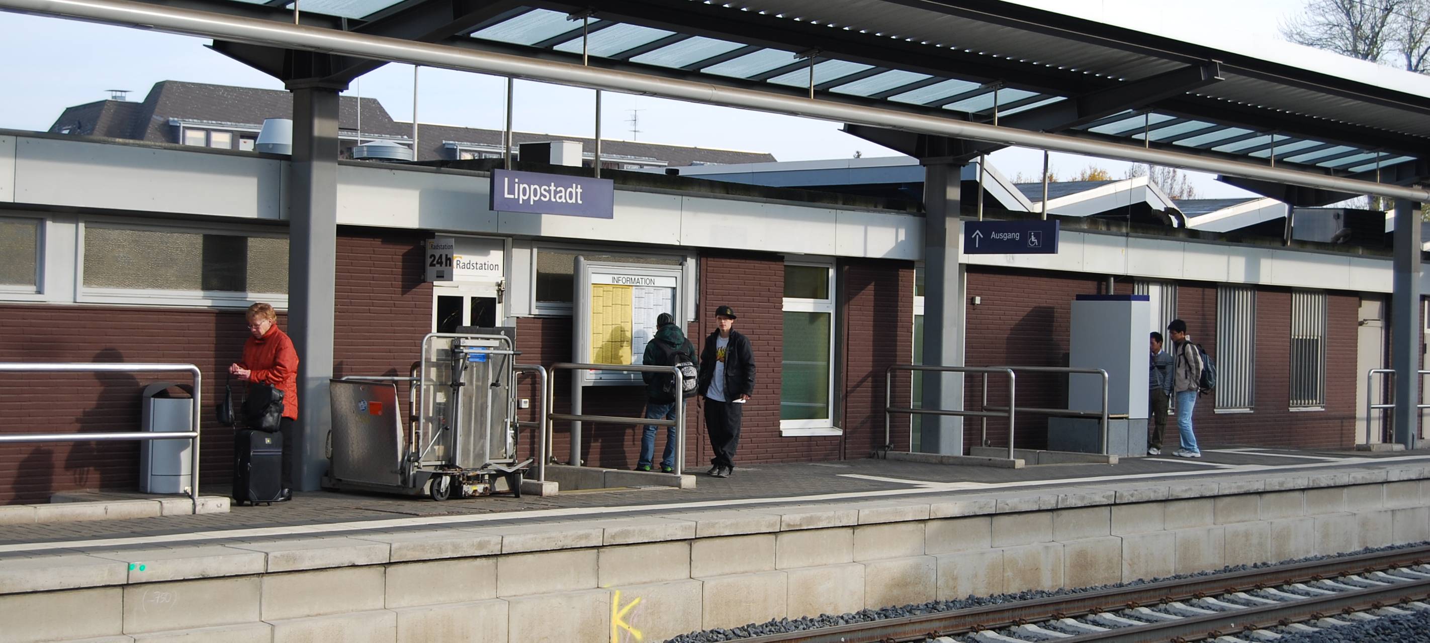 Bus und Bahn fahren wieder - aber unregelmäßig