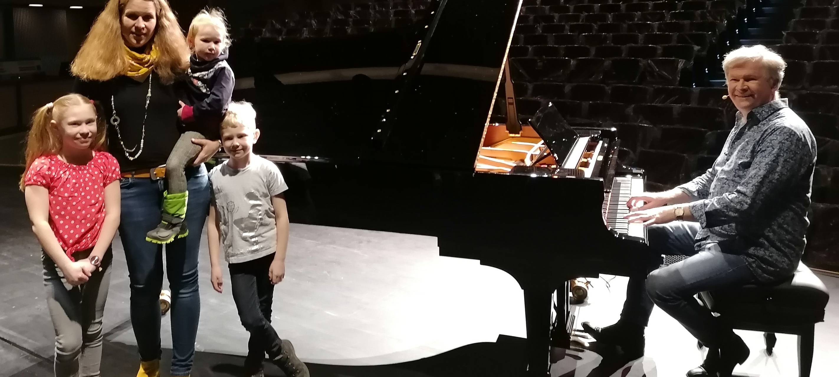 Kinderliedermacher Reinhard Horn im Lippstädter Stadttheater