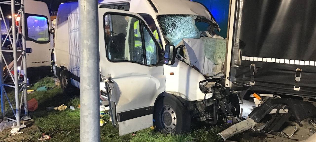 A 44: Kleintransporter rast unter LKW