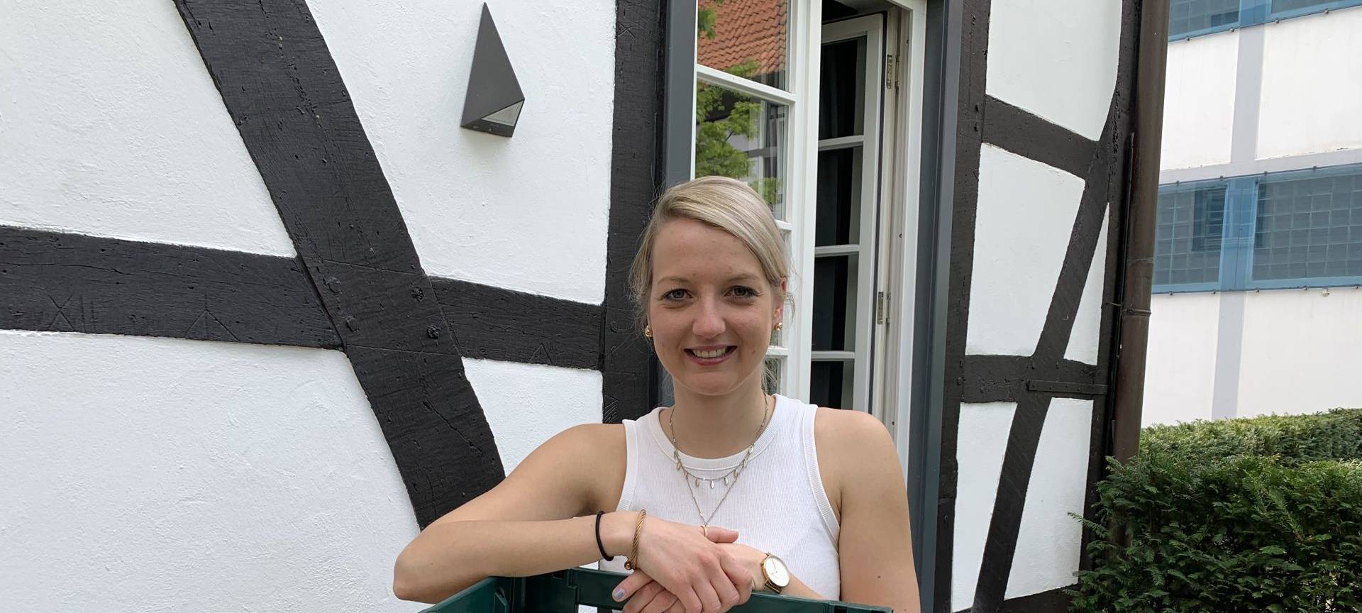 Lisa Rothhöft aus Soest mit einem Kasten "Helles Pülleken"