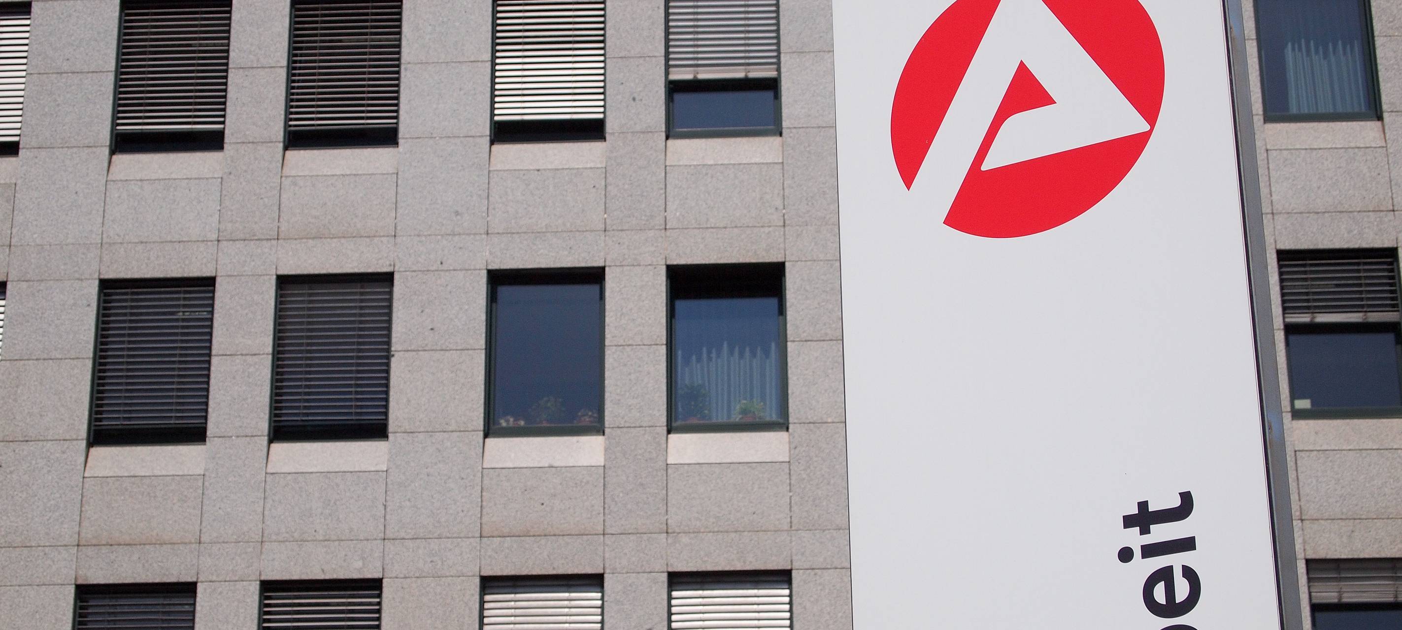 Arbeitslosengeld, Sozialleistungen und Hilfspakete