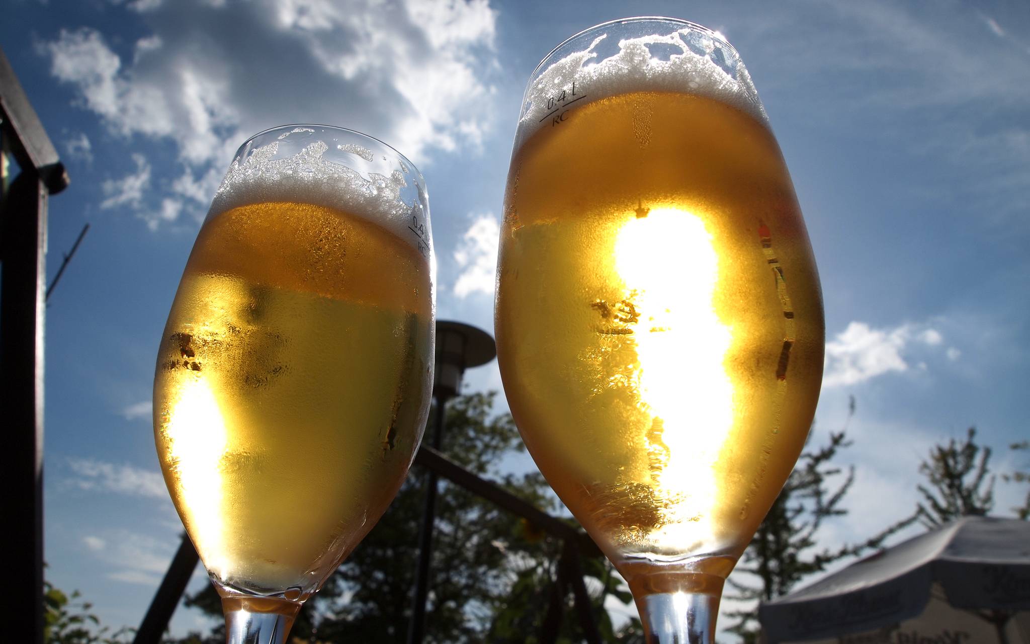 Biergläser, gefüllt im Gegenlicht der SOnne
