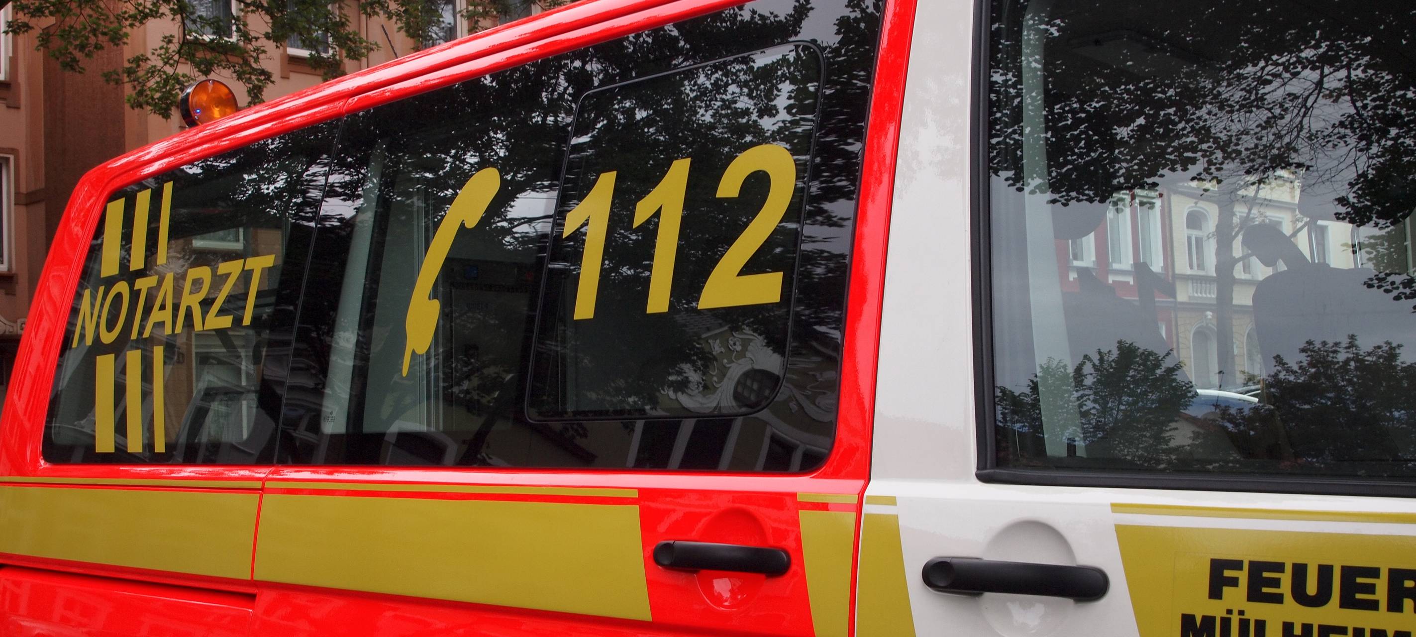 Frau stürzt durch maroden Balkon