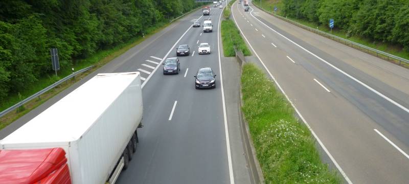 A44 bei Werl: LKW platzt Reifen und kippt um