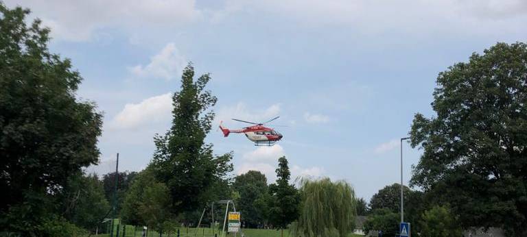 Mann stürzt Abhang hinunter