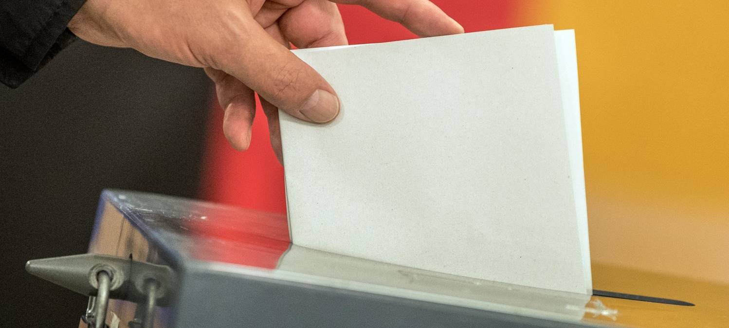 Wahlurne vor Schwarzrotgoldenem Hintergrund