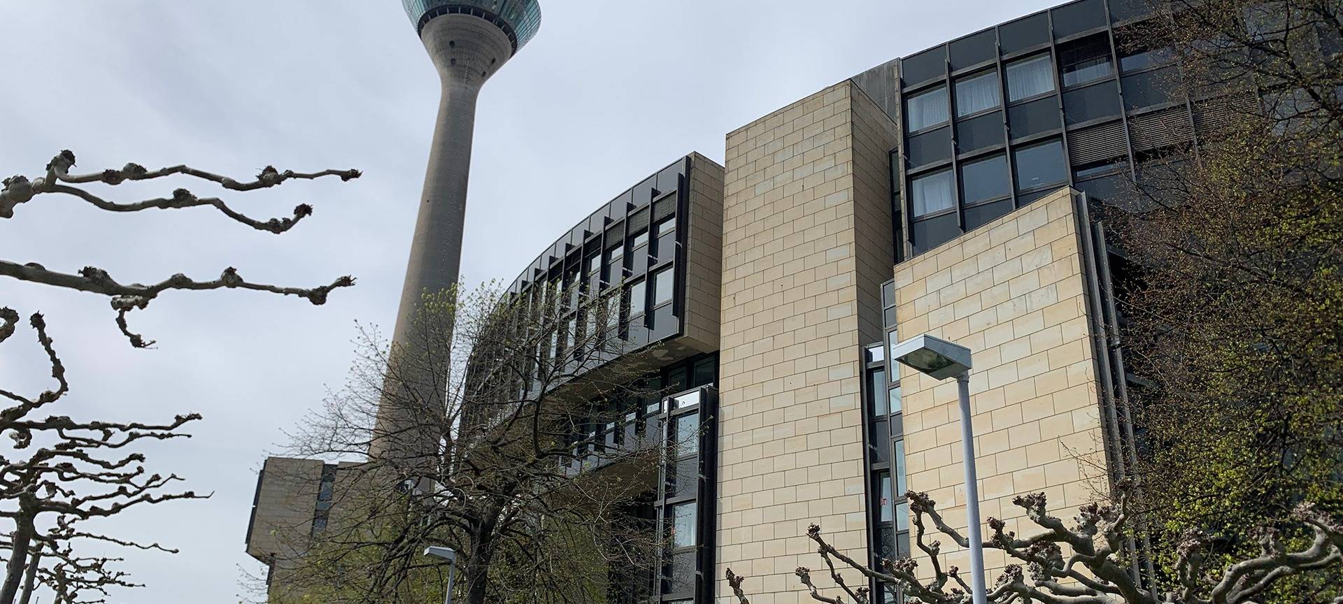 Menschen aus dem Landtag kommen an Erwitter Schulen