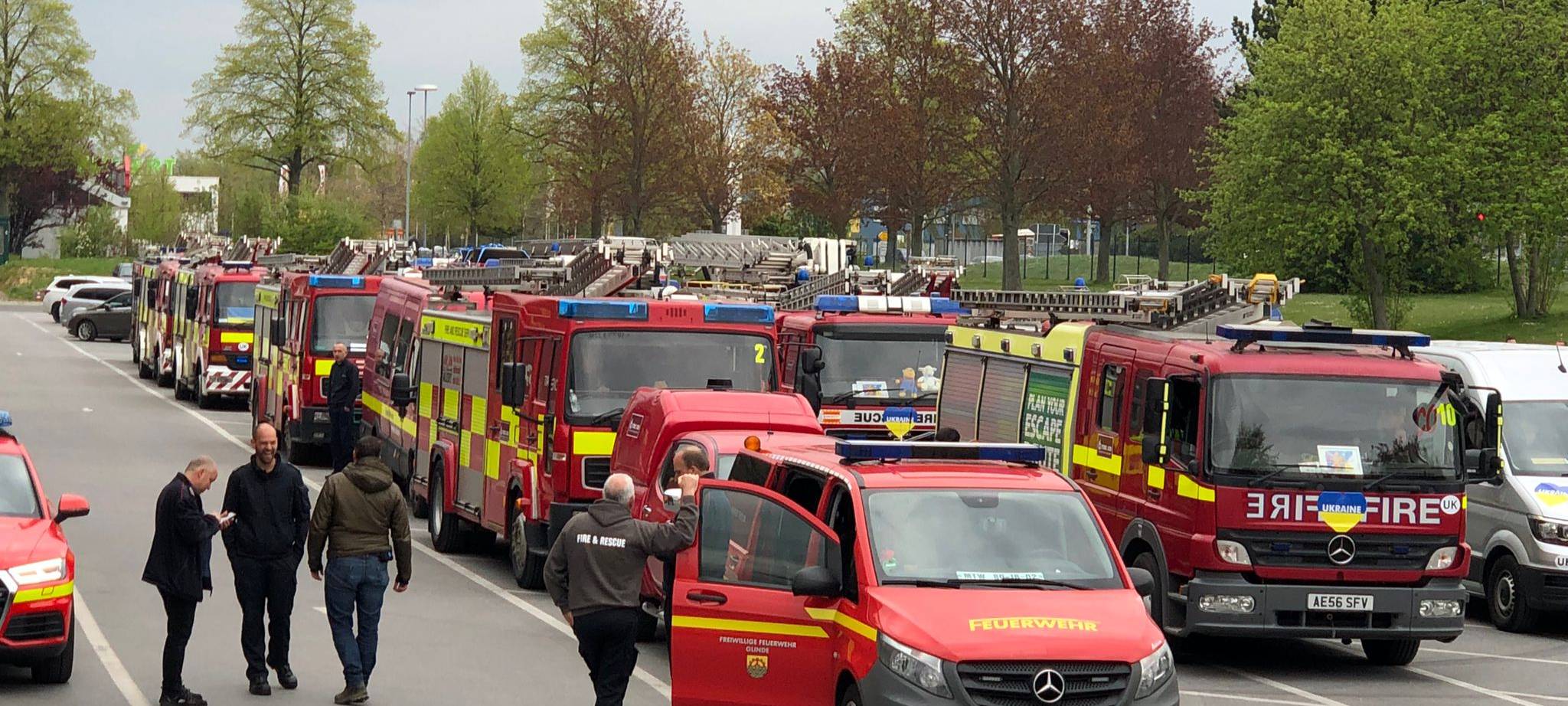 Britische Feuerwehrfahrzeuge erreichen Ukraine