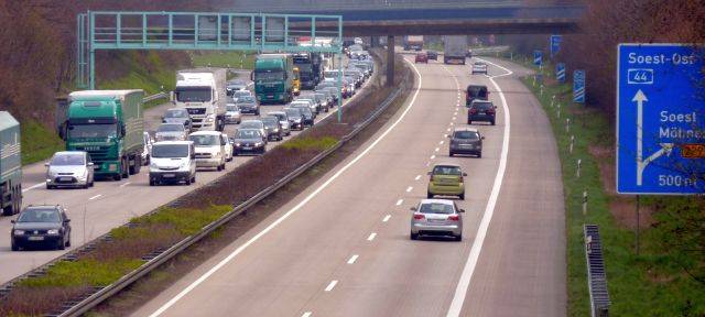 A44 bei Werl: Polizei stoppt LKW mit menschlicher Fracht