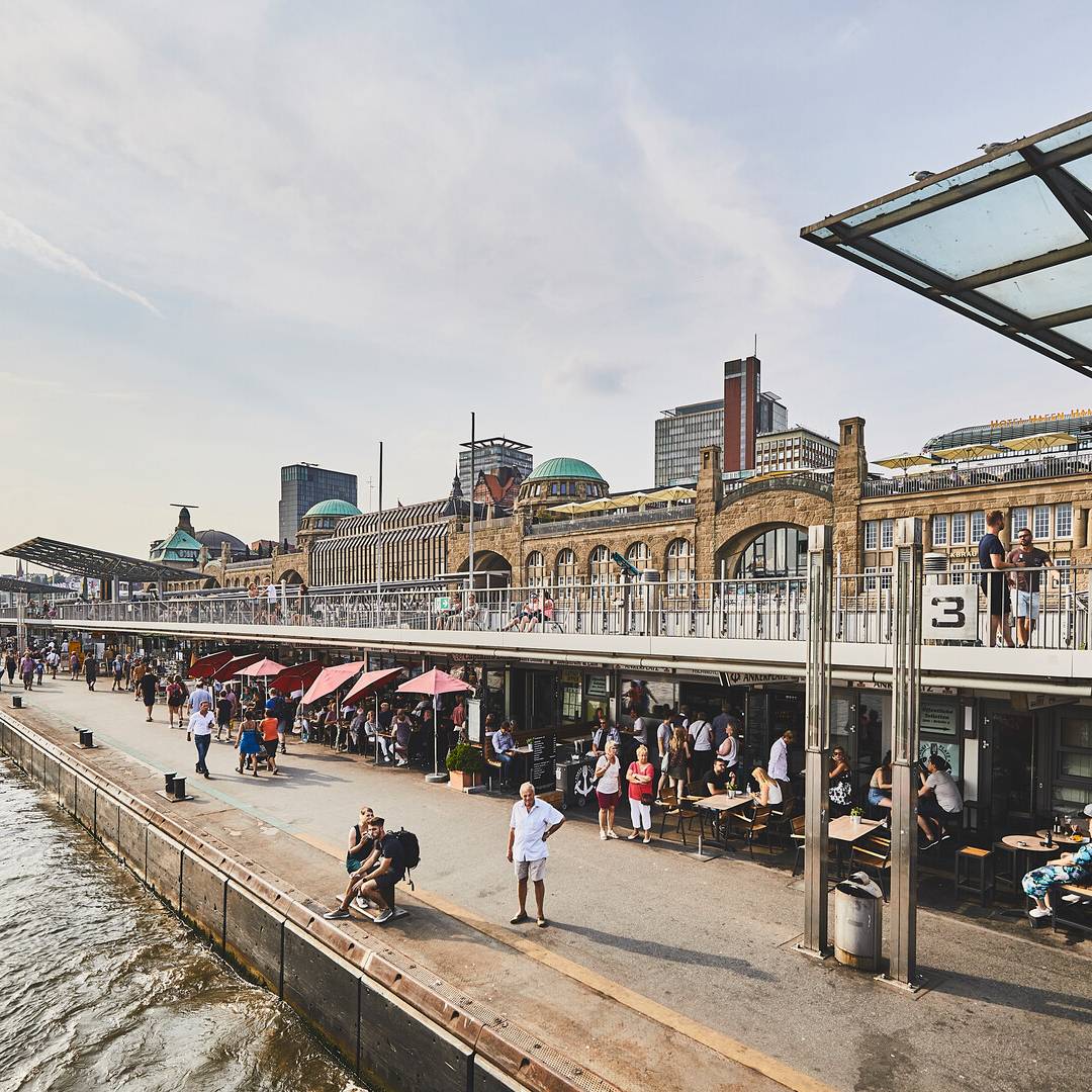 Hamburg: Landungsbrücke Wasserseite